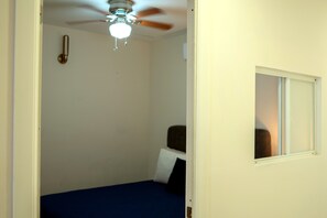A bedroom with a single bed, a ceiling fan, and a window. - Oceanview 3-Bedroom Condo, Infinity Pool & Parking – Zona Dorada, Mazatlán (Mazatlán)