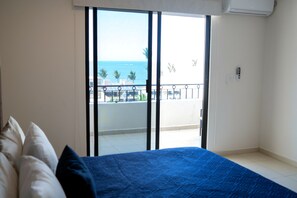 A hotel room with a bed, a view of the sea, and a balcony with a railing. - Oceanview 3-Bedroom Condo, Infinity Pool & Parking – Zona Dorada, Mazatlán (Mazatlán)