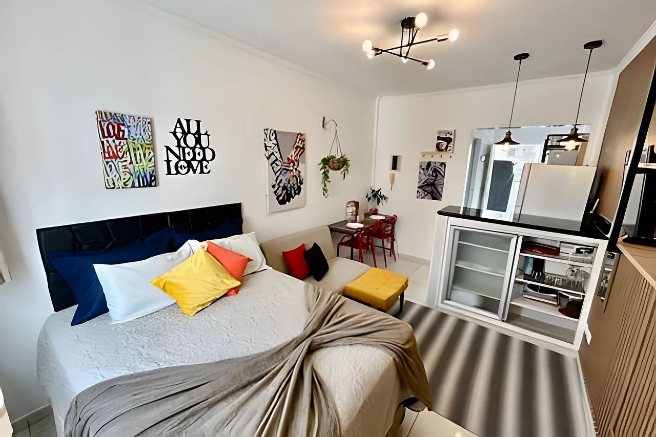 Un dormitorio moderno con cama, mesita de noche y armario empotrado.