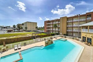 Un hôtel doté d’une piscine, d’un espace extérieur aménagé et offrant une vue sur les environs.