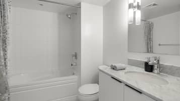 Luxe appartement, 2 slaapkamers, niet-roken, 2 badkamers | Badkamer | Gratis toiletartikelen, een haardroger, handdoeken, zeep