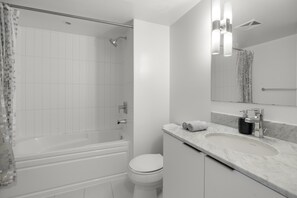 Un baño moderno con bañera, inodoro y lavamanos.