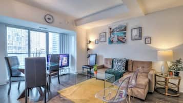Luxe appartement, 2 slaapkamers, niet-roken, 2 badkamers | Woonruimte | Een 50-inch televisie met digitale zenders