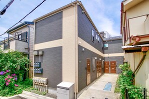 A modern building with a flat roof, large windows, and a gated entrance. - Triphome Tateishi near Asakusa Skytree (Katsushika City)