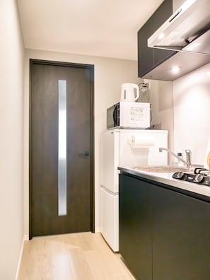 Refrigerador, microondas, tetera/pava eléctrica, utensilios de cocina