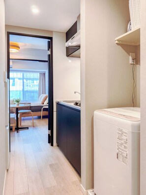 Un apartamento moderno con cocina, comedor y lavadero.