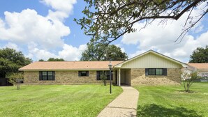 Exterior - 3/2   2 Kings, 1 Queen  /parking available for 8 vehicles/4.5 miles to Kyle (Bryan)