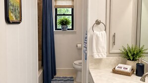 Bathroom - 3/2   2 Kings, 1 Queen  /parking available for 8 vehicles/4.5 miles to Kyle (Bryan)