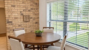 Dining - 3/2   2 Kings, 1 Queen  /parking available for 8 vehicles/4.5 miles to Kyle (Bryan)