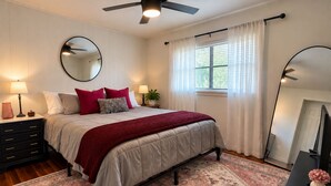 Room - 3/2   2 Kings, 1 Queen  /parking available for 8 vehicles/4.5 miles to Kyle (Bryan)