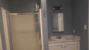 Bathroom - 3-bedroom house in charming Eden, remote but close enough for necessities. (Eden)