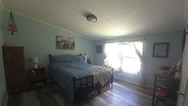 Room - 3-bedroom house in charming Eden, remote but close enough for necessities. (Eden)