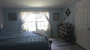 Room - 3-bedroom house in charming Eden, remote but close enough for necessities. (Eden)
