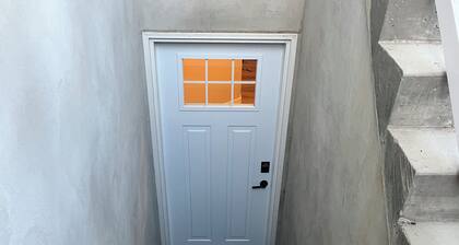Private Country 2 Bedroom with Private Entrance & Full Kitchen