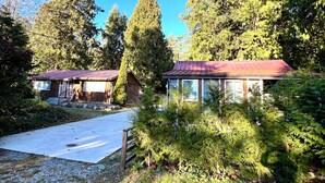 Exterior - Gibsons Modern 1BR Cottage Near the Ocean. Pet-friendly! (Gibsons)