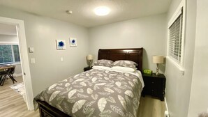 Room - Gibsons Modern 1BR Cottage Near the Ocean. Pet-friendly! (Gibsons)