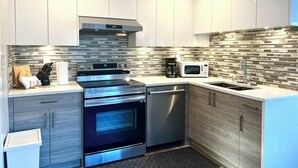Private kitchen - Gibsons Modern 1BR Cottage Near the Ocean. Pet-friendly! (Gibsons)