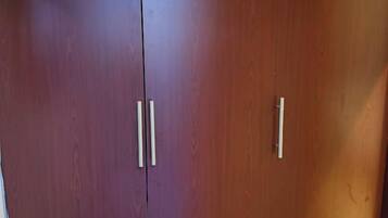 Un armario de madera con dos puertas y dos tiradores.