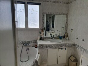 ヘアドライヤー、石鹸、トイレットペーパー