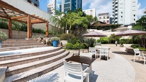 Outdoor dining - QUALITY SUITES OSCAR FREIRE - 4 STARS - HOSPITAL Clinics and nearby avenue. PAULISTA (São Paulo)
