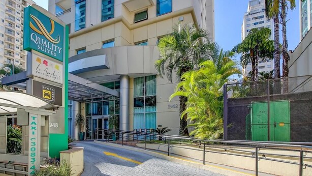 Exterior - QUALITY SUITES OSCAR FREIRE - 4 STARS - HOSPITAL Clinics and nearby avenue. PAULISTA (São Paulo)