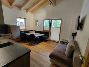 A compact living space with a kitchenette, dining area, and seating area. - Modern Holiday Apartment in a Quiet Location (Laengenfeld)