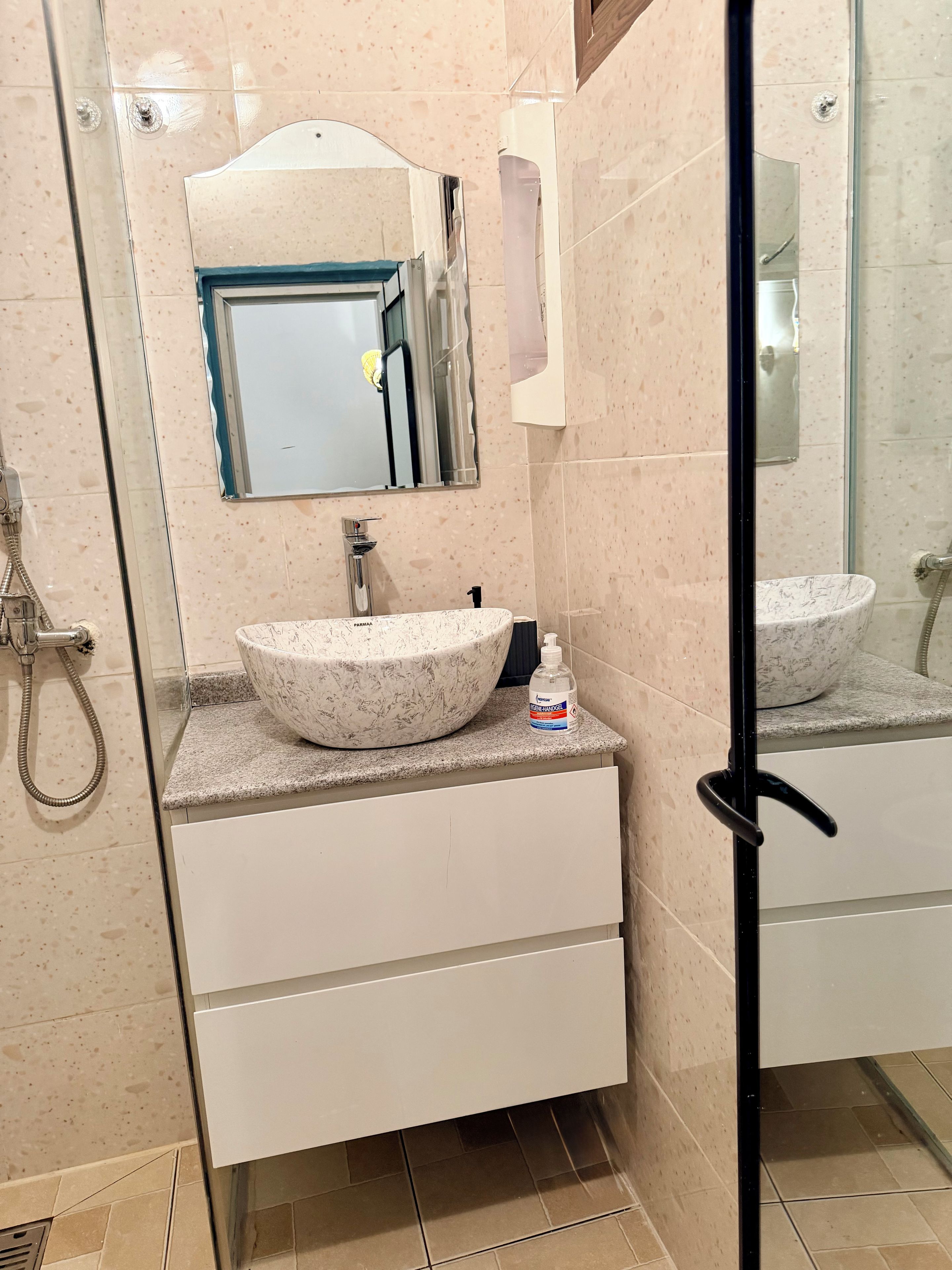 Shower, hair dryer, bidet, towels