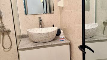 Shower, hair dryer, bidet, towels