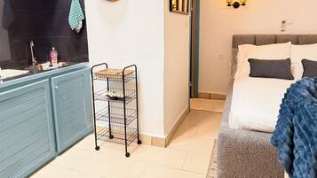Iron/ironing board, internet, bed sheets
