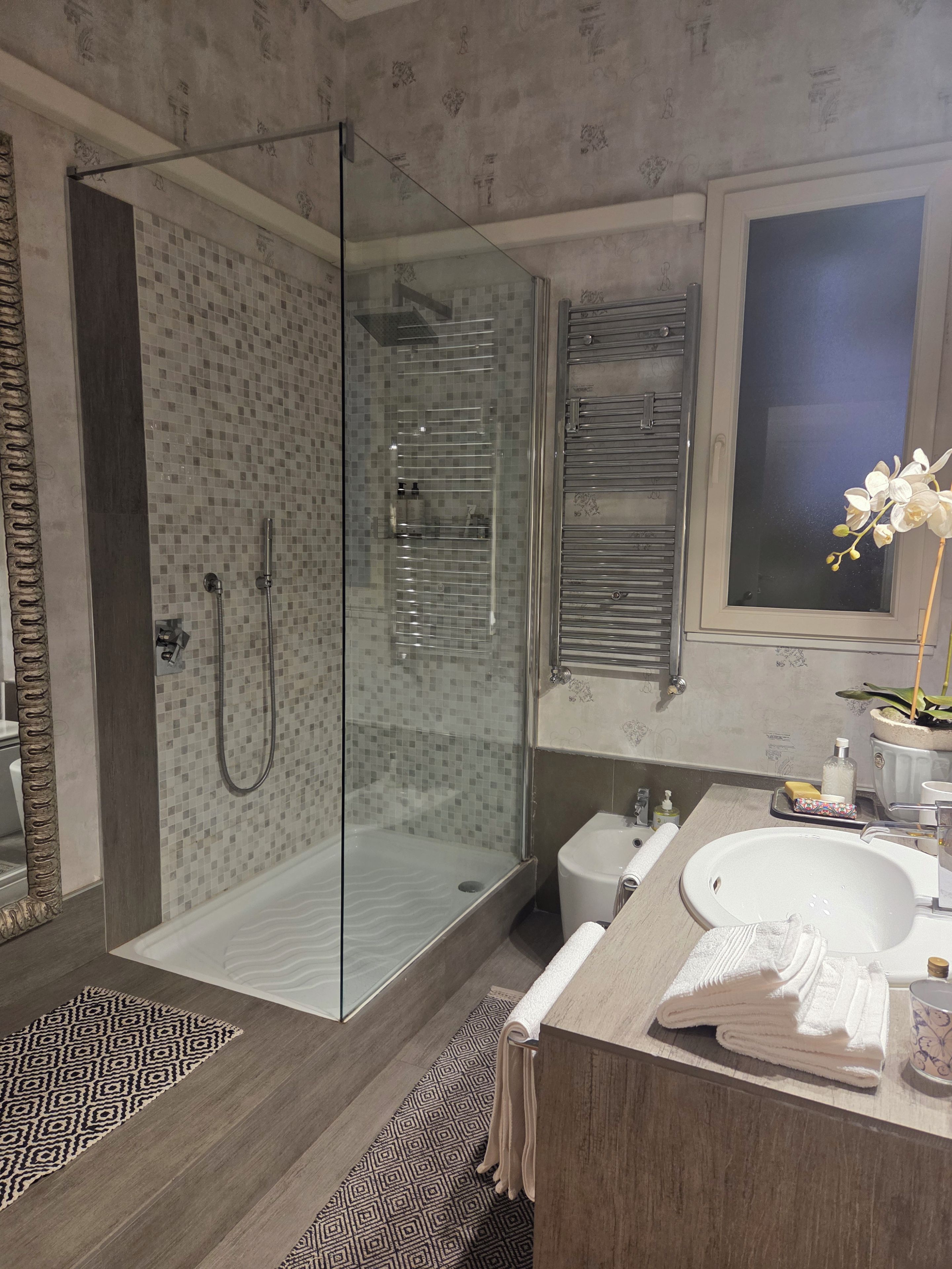 Artículos de tocador gratuitos, secador de pelo, bidet, toallas