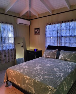 Iron/ironing board, free WiFi, bed sheets - JMK Stays - 3-bedroom house in lovely Saint Johns with cool AC breeze (Saint Johns)