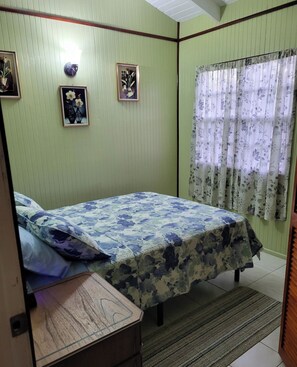 Iron/ironing board, free WiFi, bed sheets - JMK Stays - 3-bedroom house in lovely Saint Johns with cool AC breeze (Saint Johns)