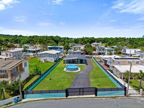 A residential area with houses, a swimming pool, and a paved pathway. - La Casita de Pepe y Yiya | Private Pool & Terrace (Luyando)