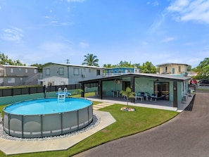 Il s’agit d’une propriété résidentielle dotée d’une piscine, d’un espace extérieur aménagé et d’un patio couvert.