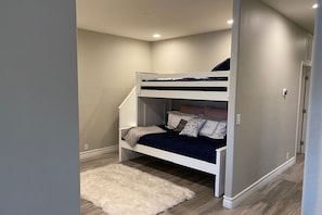 Room - RIVER FRONT HOME w/ Private Dock (Needles)