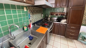 Full-sized fridge, microwave, oven, cookware/dishes/utensils - HOSTEL & LOFTS CASA LUMA (Guadalajara)