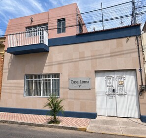 A building with a sign reading 'Casa Luma,' featuring a gated entrance and a small balcony. - HOSTEL & LOFTS CASA LUMA (Guadalajara)