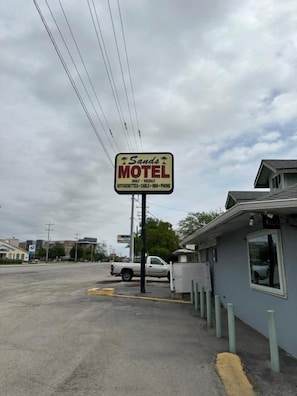 Señal de motel que enumera sus servicios.