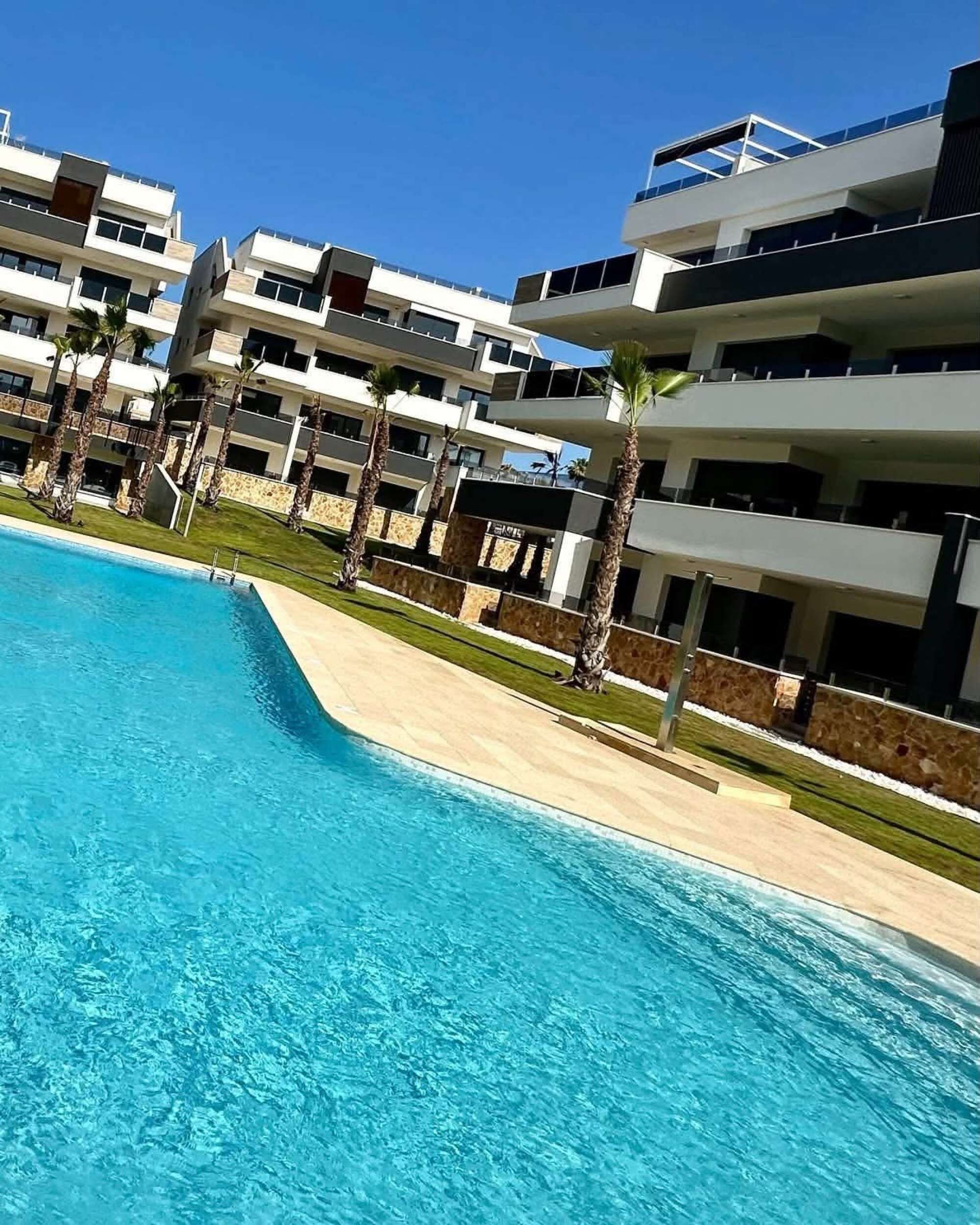 Ein modernes Mehrstöckiges Hotel mit Schwimmbad.