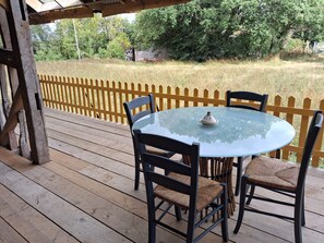 Outdoor dining - Victorian Railway Carriage within Ancient Barn on Wild Flower Farm (Bures)