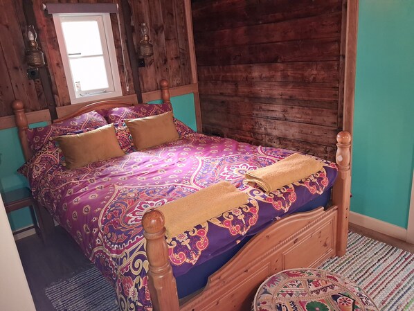 Room - Victorian Railway Carriage within Ancient Barn on Wild Flower Farm (Bures)