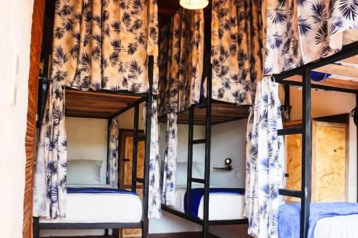 Gemeinsamer Deluxe-Schlafsaal, Balkon, Bergblick | Verdunkelungsvorhänge, kostenloses WLAN