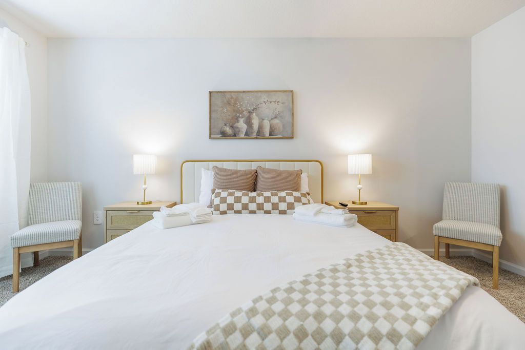 Desk, travel cot, free WiFi, bed sheets