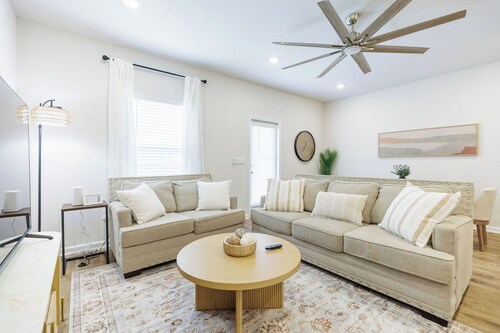 🏡 Modern 3BR Home Near Moody AFB | Family Friendly | Wi-Fi + Garage