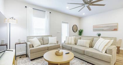 🏡 Modern 3BR Home Near Moody AFB | Family Friendly | Wi-Fi + Garage