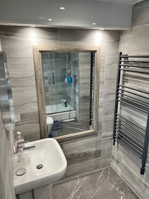 Dusche, Handtücher, Toilettenpapier