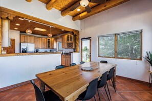 Cozinha ampla com armários de madeira e uma grande mesa de jantar.