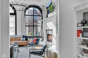 Living area - Gorgeous historic townhome steps away from DT (Indianapolis)