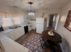 Private kitchen - Lovely 2-bedroom house with AC in cool Russell (Russell)
