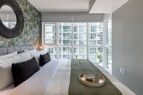 Premium CityPlace Condo, King Bed, Balcony  | Parking Available